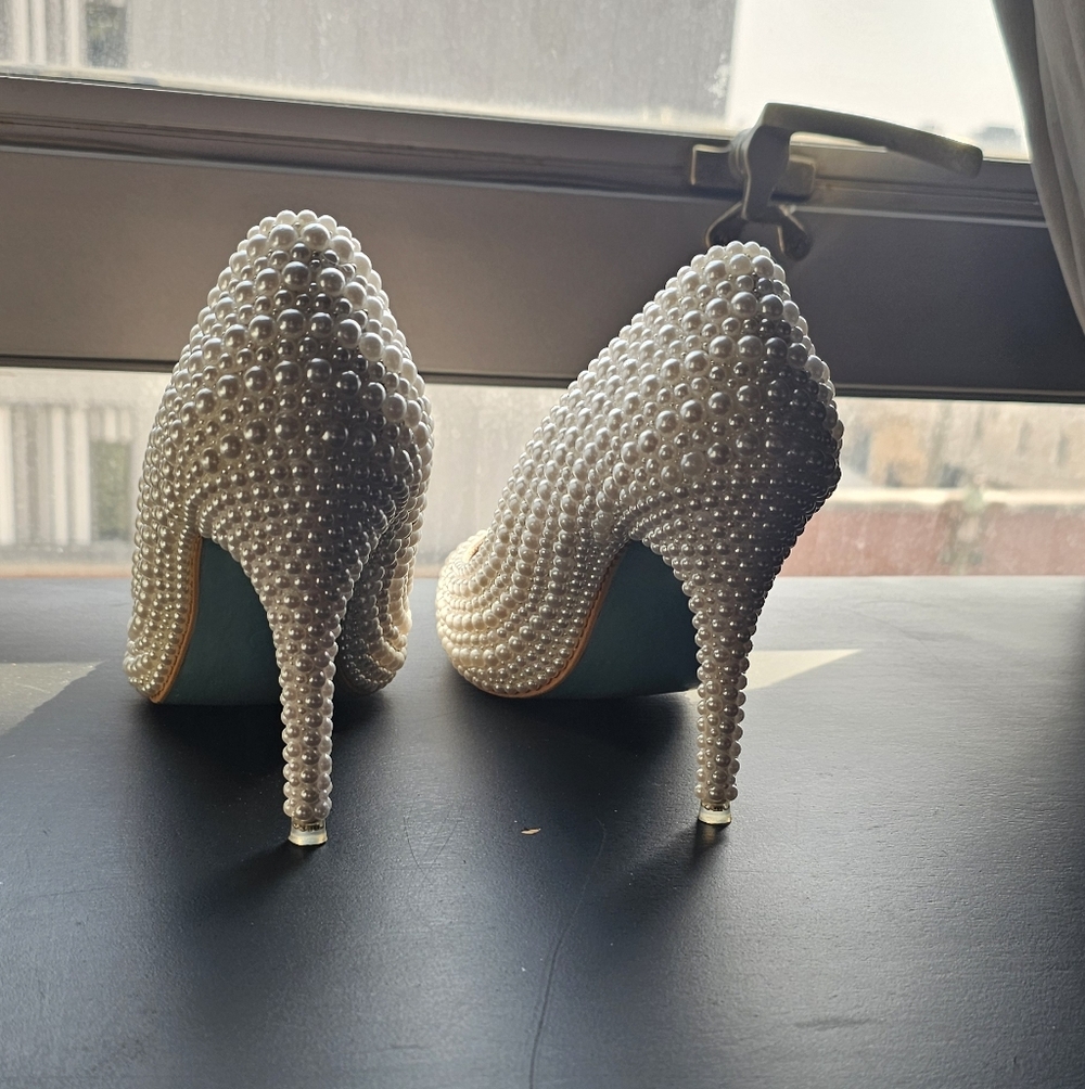 Women's White Pearl-Embellished Pointed Toe Pumps - Picture 3 of 5